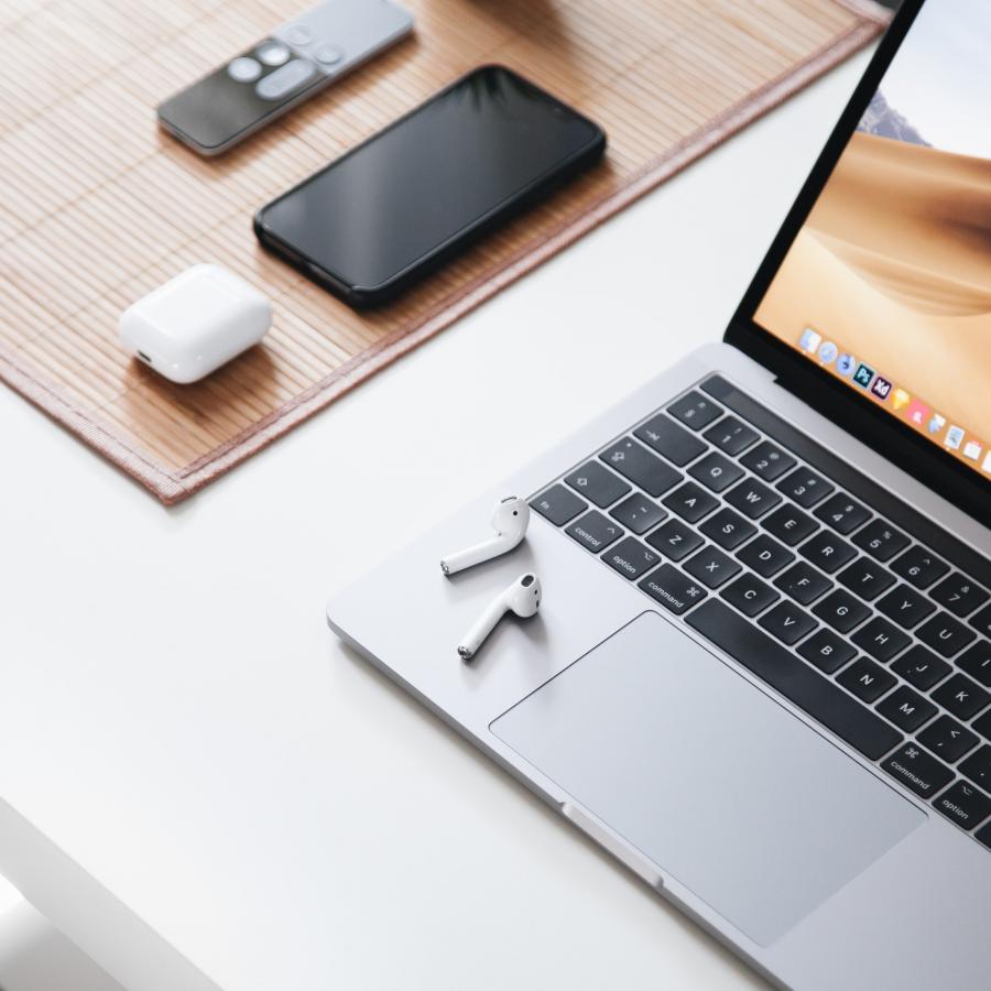 Apple Aficionados hand-picked from Unsplash Apple Aficionados hand-picked from Unsplash